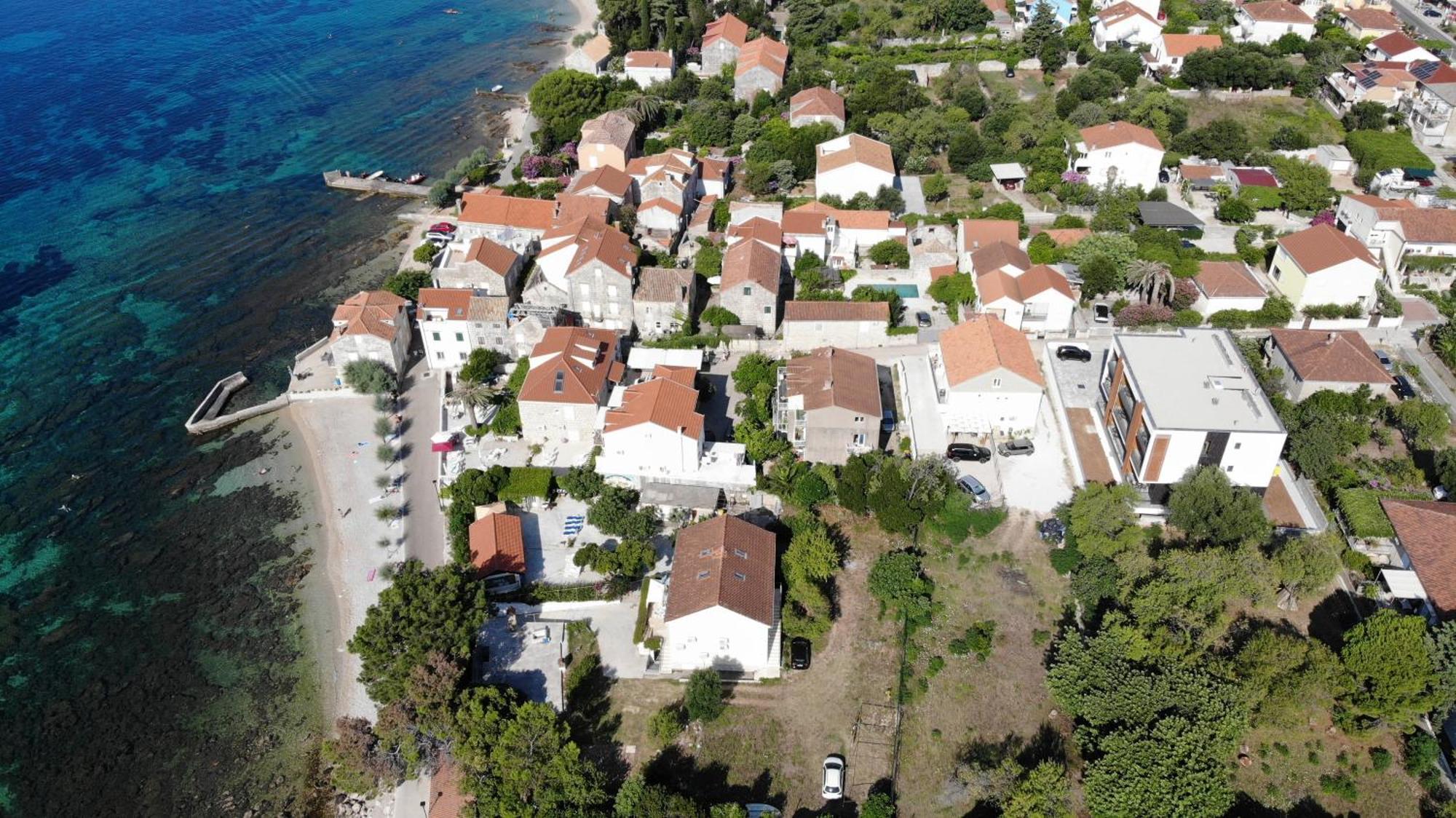 Apartment Cameleon Orebic- Beachfront