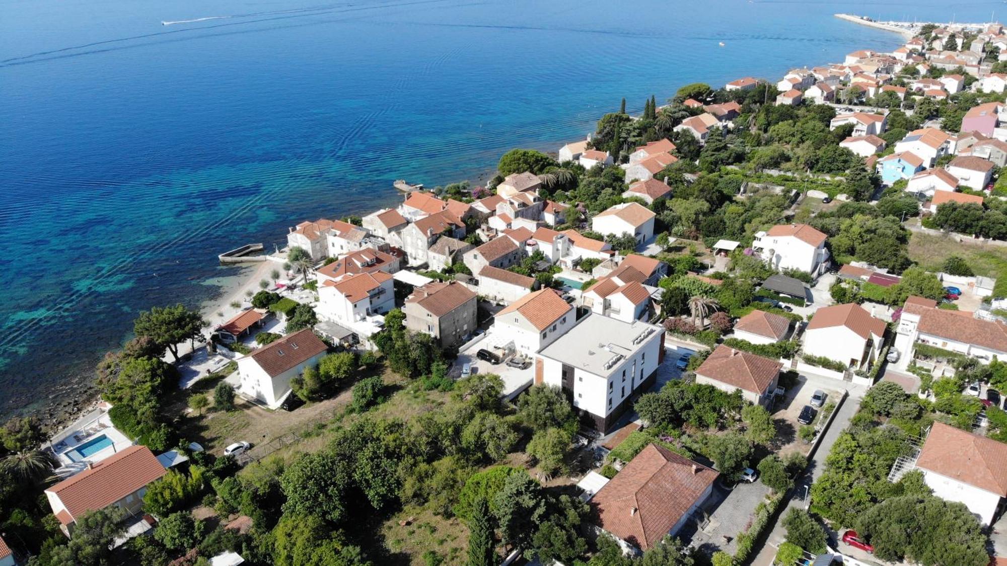 Cameleon Orebic- Beachfront Apartment *